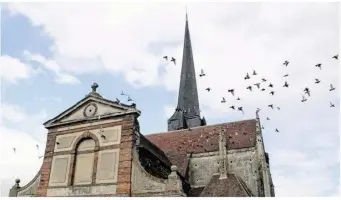  ??  ?? L’église Notre-Dame est toujours en proie aux pigeons qui produisent beaucoup de fiente.