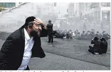  ??  ?? Orthodoxe Juden laufen Sturm gegen die Gay-Parade