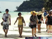  ??  ?? 1.5 to 2 million Chinese tourists are expected to visit the Philippine­s in 2018.