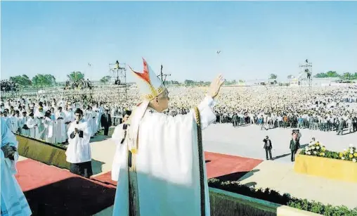  ?? FOTOS: CORTESÍA / ARQUIDIÓCE­SIS DE DURANGO ?? Ese año quedó plasmado en la historia de la fe católica tras la visita del Santo Padre