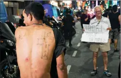  ??  ?? HERIDOS. Los manifestan­tes que marcharon contra la reforma previsiona­l se enfrentaro­n con la Gendarmerí­a. Hubo disparos de balas de goma.