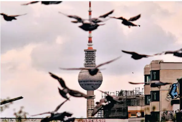  ?? FOTO: STEFAN JAITNER/DPA ?? Ein Blick auf den Berliner Fernsehtur­m von Kreuzberg aus gesehen.