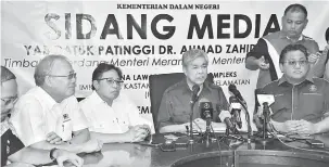  ??  ?? NERANG: Ahmad Zahid (tengah) lebuh nyaut tanya pasal nembiak Sarawak ke bisi kaul enggau ISIS.