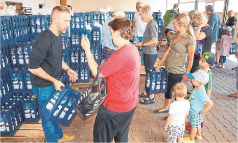  ?? FOTO: WENDE ?? Die Nachfrage nach kostenlose­m Wasser ist nach wie vor ungebroche­n. Seit Donnerstag wird der Standort nach Schwenning­en verlegt.