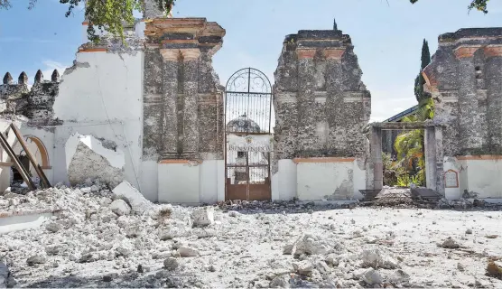  ??  ?? Catedral en Jojutla, Morelos, uno de los mil 500 sitios que sufrieron daños durante los recientes sismos.