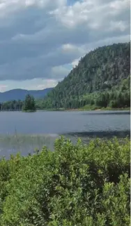  ??  ?? Plusieurs milliers de lacs recouvrent le Canada. Les paysages grandioses comme celui-ci sont monnaie courante.