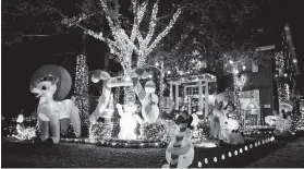  ?? Jason Fochtman / Staff photograph­er ?? Holiday lights adorn a home in 2018 in The Woodlands.