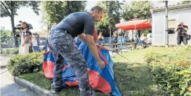  ??  ?? Pokupec i Mateš spavat će u šatoru dok se ne dopusti boravak uz djecu