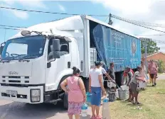  ?? Supplied ?? VENK-PAC, a plastic packaging company, provided water to Bonela residents last week. |