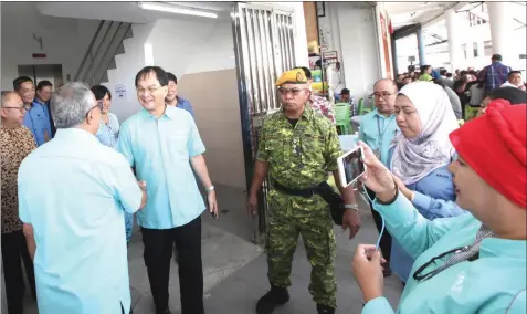  ??  ?? Baru (centre) at the opening of CIDB Sibu.