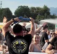  ?? (Cambi/Sestini) ?? Album
Billie Joe dei Green Day e alcuni momenti della prima giornata di Firenze Rocks alla Visarno Arena Nonostante il caldo l’arena si è riempita fin dal pomeriggio