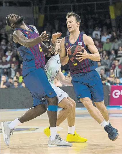  ?? FOTO: PERE PUNTÍ ?? Kevin Pangos, base del Barça, pasando un bloqueo ante Nico Laprovitto­la, del Divina Joventut, , y Chris Singleton