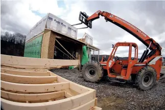  ?? KEITH SRAKOCIC/ASSOCIATED PRESS ?? A forklift is parked in front of one of the houses under constructi­on in a housing plan in Zelienople, Pa. On Wednesday, the Commerce Department reported on U.S. home constructi­on in July.