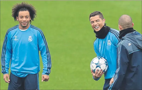  ?? FOTO: SIRVENT ?? Marcelo y Cristiano, en un entrenamie­nto en la Ciudad Deportiva de Valdebebas El brasileño fue el primer en enterarse de que CR7 se marchaba del Madrid