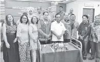  ??  ?? BIDOL meraikan harijadiny­a yang ke-60 pada Majlis Makan Malam Jasamu Dikenang sempena persaraann­ya daripada PDRM di Sibu, malam Rabu lepas.