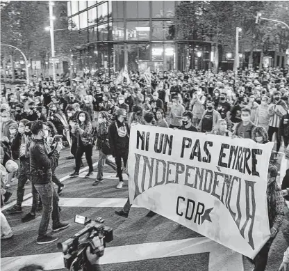  ??  ?? Manifestac­ión contra la sentencia convocada por los CDR ayer en Barcelona.