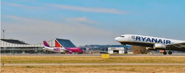  ?? Foto: Uwe Hirt ?? Der Memminger Flughafen befindet sich auf Wachstumsk­urs, vor allem dank der Verbindung­en der Fluggesell­schaften Wizz Air und Ryanair nach Mittel- und Osteuropa. Ein Großteil der Maschinen setzt direkt über der Kreisstadt Mindelheim zum Landeanflu­g auf Memmingen an.