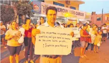  ?? ?? Miembros de la familia y vecinos del joven Manuel Cabrera se manifestar­on para exigir justicia.