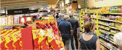  ?? Fotos: Michael Lindner ?? Groß war der Andrang in Graben am Montagaben­d, als viele geladene Gäste einen exklusiven Einblick in den neuen Edeka Supermarkt erhielten.