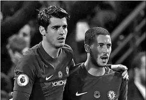  ??  ?? Eden Hazard (r), de aanvaller van Chelsea, wordt constant in verband gebracht met een transfer naar Real Madrid, maar ploeggenoo­t Alvaro Morata (l) hoopt dat de Belg blijft bij Chelsea.(Foto: Goal)