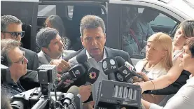  ?? ROLANDO ANDRADE ?? Acompañant­e. Massa con la prensa en Ezeiza.