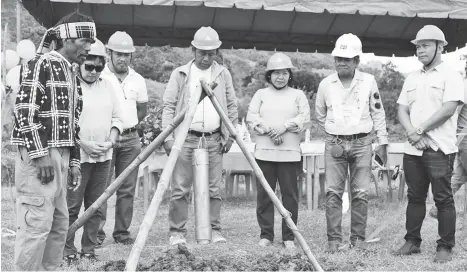  ?? Photo by Beth Torio/DA-11 ?? SEED STORAGE. Leading the groundbrea­king ceremony in Daruars Marilog, Davao City is Angelina S. Pancho, RTD for Research & Regulatory (3rd from right) with Nida Gigayon, OIC-Research Division (2nd from left), Martinet Roble, DA 11 corn Program...