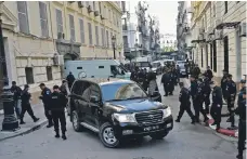  ?? AFP ?? Vehicles transporti­ng the accused arrive at Sidi M’hamed court in Algiers before the opening of a corruption trial