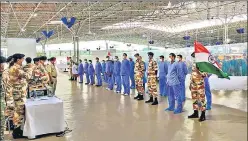  ?? PTI ?? ITBP personnel and Covid-19 patients celebrate the 74th Independen­ce Day inside the 10,000-bed n
Sardar Patel Covid Care Centre and hospital at Chhatarpur, Delhi, on Saturday.