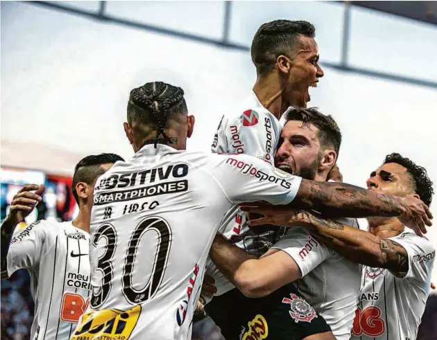  ?? Danilo Fernandes/brazil Photo Press/agência O Globo ?? Jogadores do Timão festejam o gol de Boselli (carregando Pedrinho) na vitória que confirmou o bom momento da equipe no Nacional