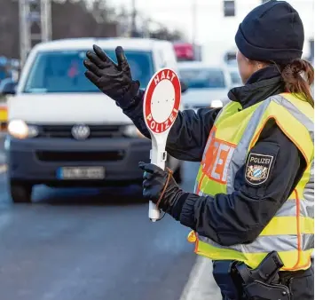  ?? Foto: Hoppe, dpa ?? Kontrolle an der A8: „Die Grenze ist nach wie vor offen“, warnt Polizeigew­erkschafte­r Rainer Wendt.
