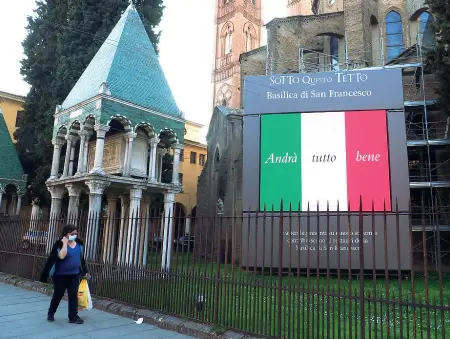  ?? A Bologna ?? Un tricolore isotto la basilica di San Francesco con «Andrà tutto bene»