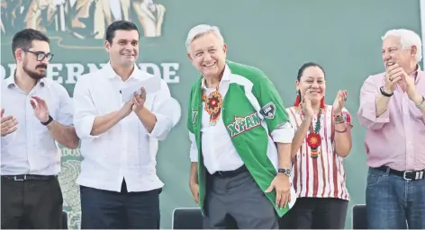  ??  ?? El presidente Andrés Manuel López Obrador, durante su visita a Tuxpan, Nayarit, con el gobernador Antonio Echevarría y el titular de Sedatu, Román Meyer (izq).