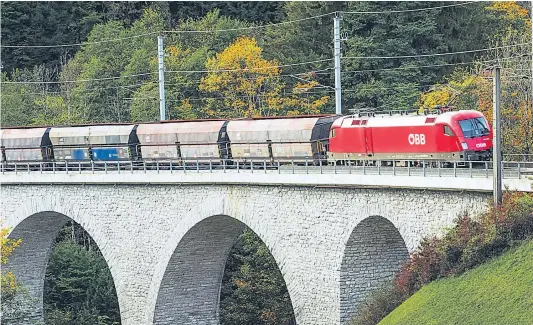  ?? ?? Dem Lkw kommt der Güterzug kaum mehr nach, mit steigenden Kosten schwindet die Wettbewerb­sfähigkeit.