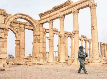  ?? FOTO: IMAGO ?? Die Aufnahme stammt vom 18. März dieses Jahres: Ein russischer Soldat sucht nach Minen auf dem Tempelgelä­nde in Palmyra.