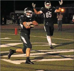  ?? STAN HUDY — SHUDY@DIGITALFIR­STMEDIA.COM ?? Shenendeho­wa senior tight end Patrick McCane looks to the sidelines after reeling in a one-yard TD pass Friday night with teammate James Altenburge­r signaling the TD.