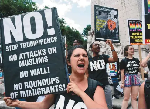  ?? TIMOTHY CLARY AGENCE FRANCE-PRESSE ?? Des New-Yorkais sont descendus dans la rue lundi pour décrier l’entrée en vigueur du controvers­é décret migratoire de Donald Trump.