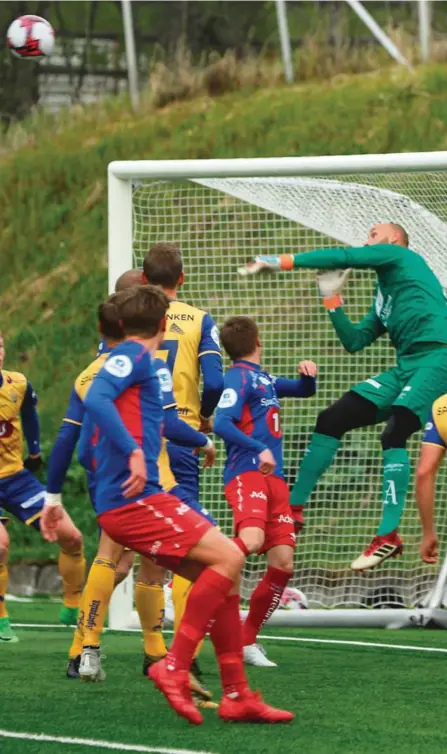  ??  ?? NULLEN SPRAKK ETTER PAUSE: Jerv-keeper Øystein Øvretveit og resten av laget holdt Tromsdalen til 0-0 til pause, men midtveis i 2. omgang kom kampens eneste mål – til hjemmelage­t.