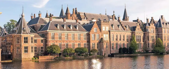  ?? FOTOS: DPA ?? Im Regierungs­zentrum der Niederland­e tagt das Parlament. Auch Ministerpr­äsident Mark Rutte arbeitet hier.