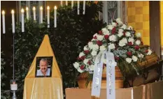  ?? Foto: Ursula Düren, dpa ?? Neben einem Foto von Joseph Hannesschl­äger war in der Trauerhall­e der Sarg aufgebahrt, inmitten von Kerzen, Rosenblätt­ern und von Kränzen.