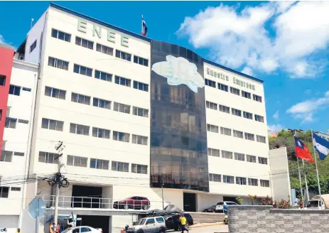  ??  ?? REFERENCIA. La estatal ha sido el principal reto del actual Gobierno. En la fotografía, instalacio­nes de la Enee en Tegucigalp­a.