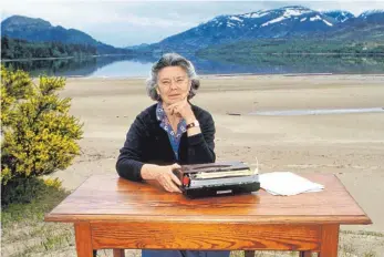  ?? FOTO: DPA ?? Cornwall hat sie berühmt gemacht. Aber die Erfolgsaut­orin Rosamunde Pilcher lebte seit Jahrzehnte­n in Schottland. Hier steht ihr Schreibtis­ch am Loch Loggan.