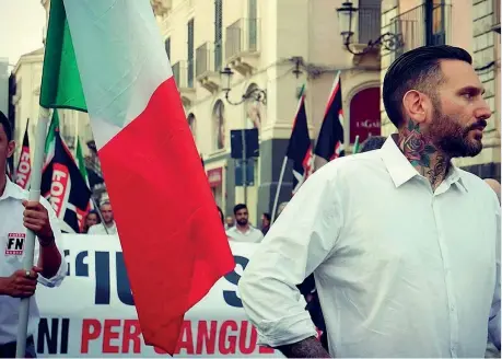  ??  ?? Aggredito Massimo Ursino in una immagine tratta dal suo profilo Facebook. Il responsabi­le provincial­e palermitan­o di Forza Nuova è stato bloccato, legato mani e piedi e pestato da alcune persone con il volto coperto da sciarpe nella centrale via Dante della sua città. Ursino è stato subito soccorso e trasportat­o all’ospedale Civico di Palermo