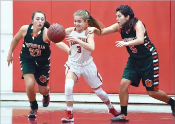  ?? RECORDER PHOTOS BY CHIEKO HARA ?? Lindsay High School's Mckaylie Caesar, center, battles for the loose ball with Portervill­e High School's Jewelia Maniss, left, and Julia Hunter on Thursday during the second half at the Strathmore girls basketball tournament in Strathmore.