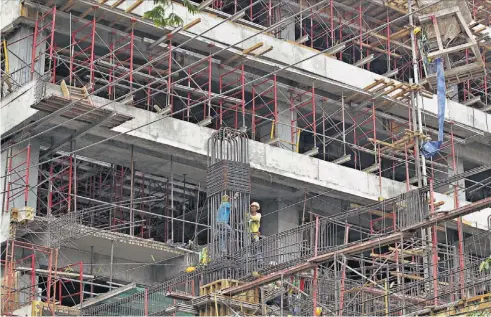  ??  ?? Actividad económica. La construcci­ón del edificio ha requerido la contrataci­ón de cientos de empleados. Además del alquiler de equipo como grúas.