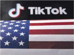  ?? Dado Ruvic / Reuters ?? La bandera de EEUU, junto al logotipo de TikTok.