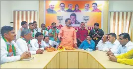  ?? HT PHOTO ?? Minister Swami Yatishwara­nand welcomes former Waqf board chairman Rao Kale Khan at the BJP in Haridwar.