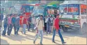  ?? HT PHOTO ?? The Mansa bus stand has been blocked by protesters.