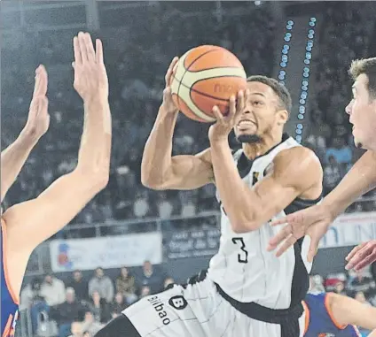  ?? FOTO: BILBAO BASKET ?? Sin suerte Brown intenta superar a los defensas del Palencia en una entrada a canasta durante el partido de anoche