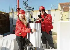  ?? Foto: Bernhard Weizenegge­r ?? Charlotte Stanke und Marvin Möller machten auf ihrer Deutschlan­d Tour auch Halt in Günzburg bei der Firma Bendl.