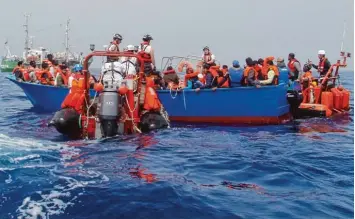  ??  ?? Donnerstag, 28. April 2017: Zuerst wurden die Flüchtling­e von der „Sea Eye“Crew mit Rettungswe­sten und Trinkwasse­r versorgt. Später nahm sie ein weiteres Hilfsschif­f, die „Aquarius“, an Bord.